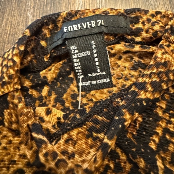 🟠 FOREVER 21 BROWN SNAKESKIN PRINT SHEER TOP SIZE SMALL NEW W/O TAG - Picture 2 of 2